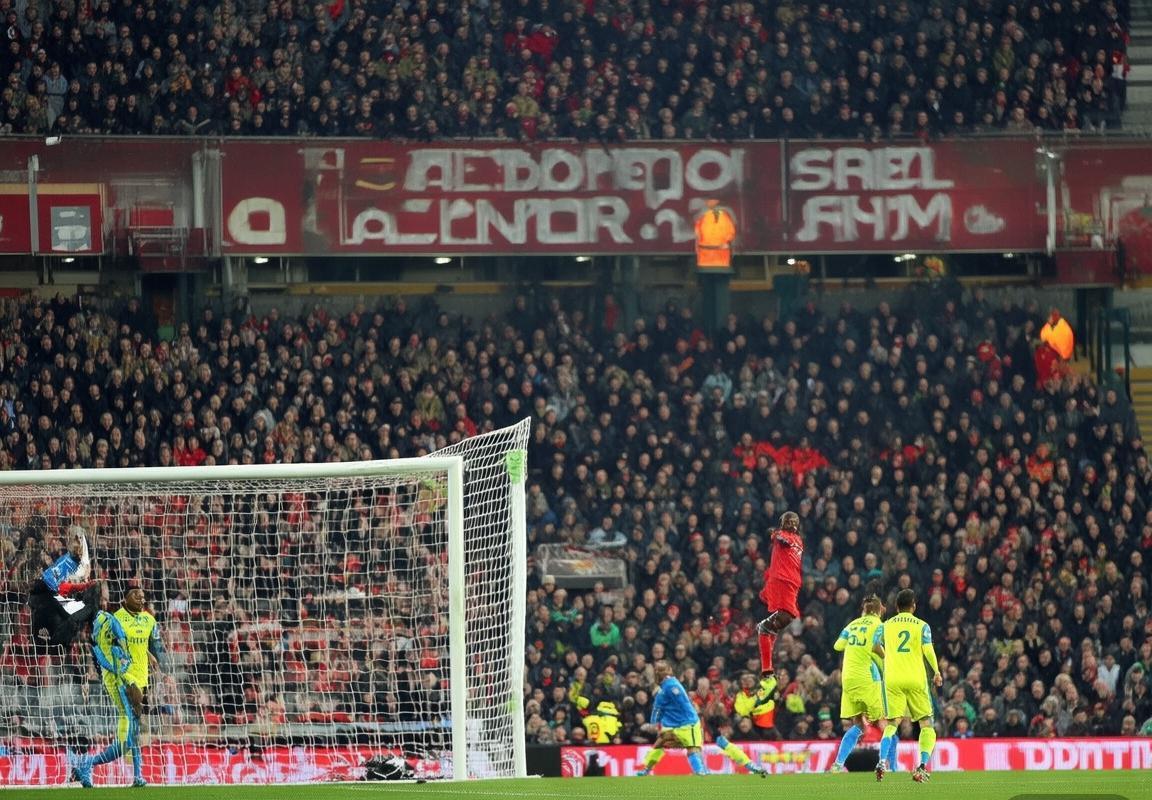 曼联诺维奇激战：马夏尔双响制胜，红魔锋线闪耀(图1)